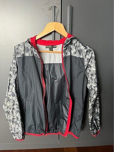 Under Armour yağmurluk
