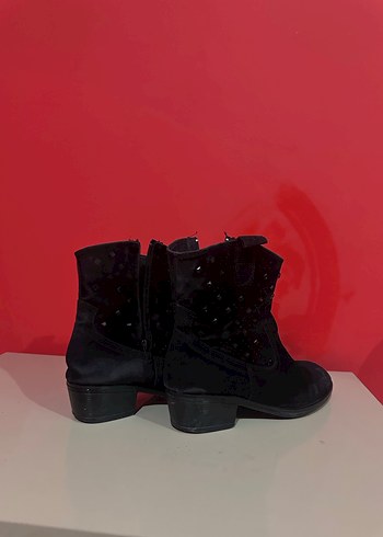 Siyah Süet Gotik Tokalı Topuklu Bot - Görsel 2