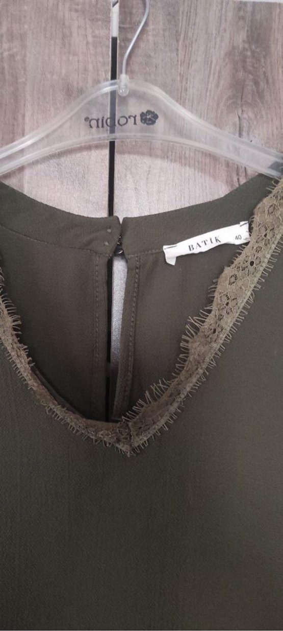 Batik Dantel Detaylı Haki V Yakalı Kadın Bluz - Görsel 2