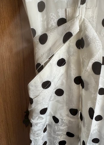 V Yaka Puantiyeli Uzun Saten  Elbise - Görsel 4