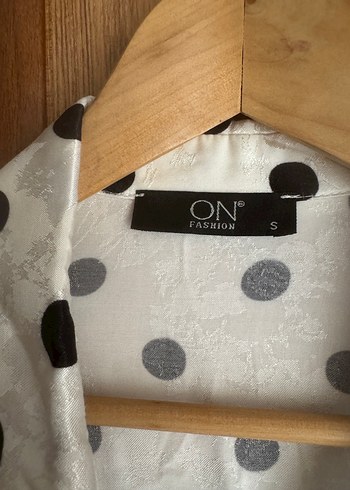 V Yaka Puantiyeli Uzun Saten  Elbise - Görsel 3