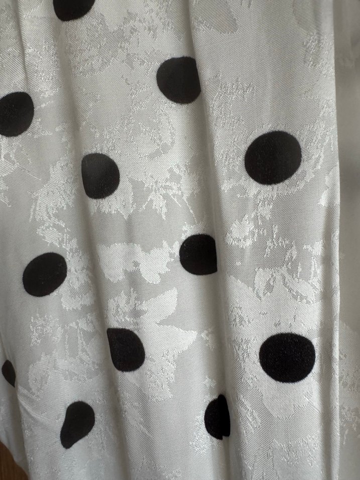 V Yaka Puantiyeli Uzun Saten  Elbise - Görsel 5