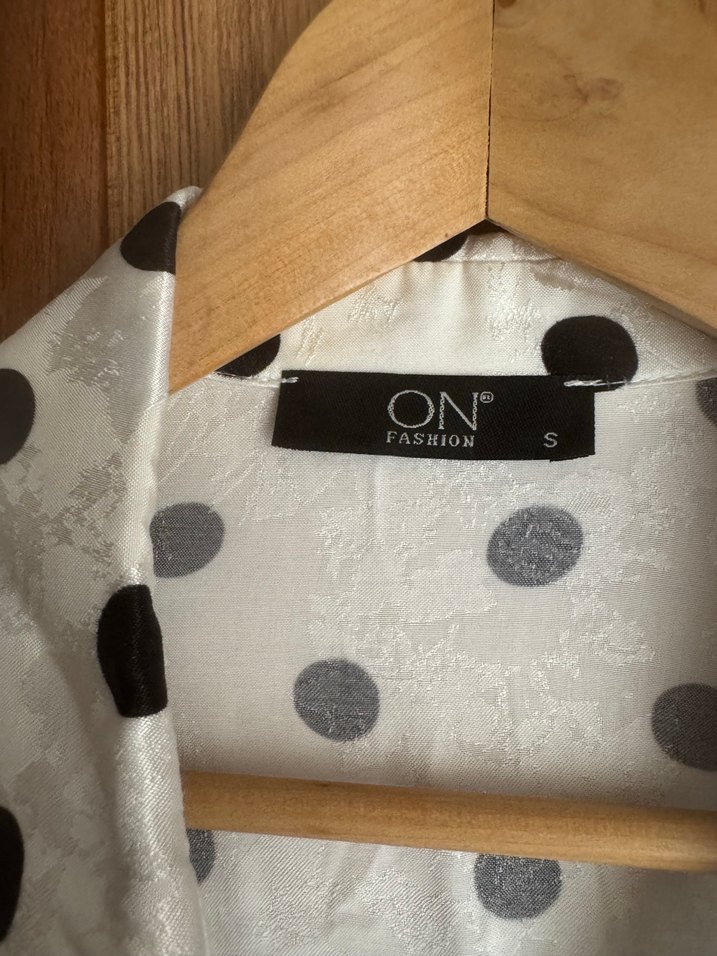 V Yaka Puantiyeli Uzun Saten  Elbise - Görsel 3