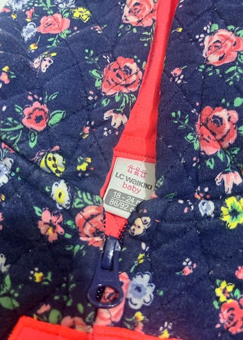 Çiçekli Kapüşonlu Kız Yeleği - Görsel 3