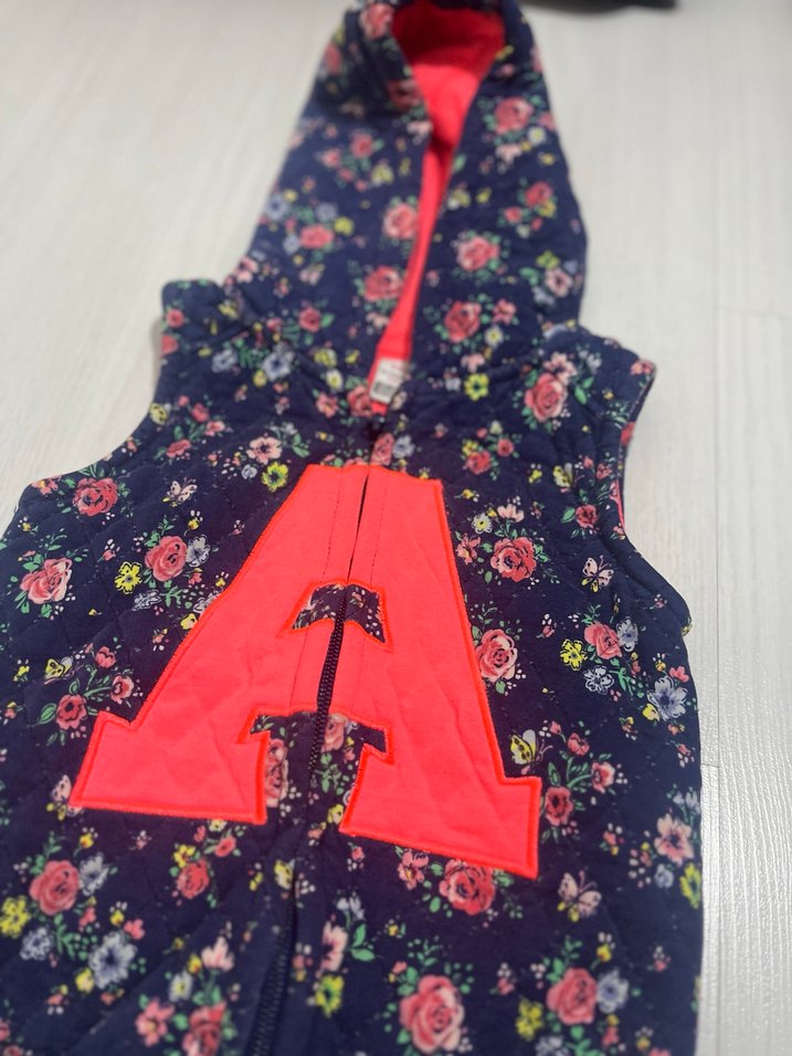 Çiçekli Kapüşonlu Kız Yeleği - Görsel 2