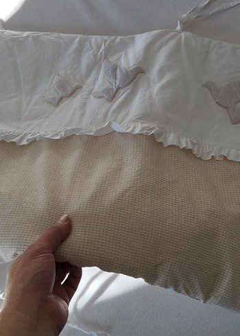 Beyaz Nakışlı Fırfırlı beşik kenarı