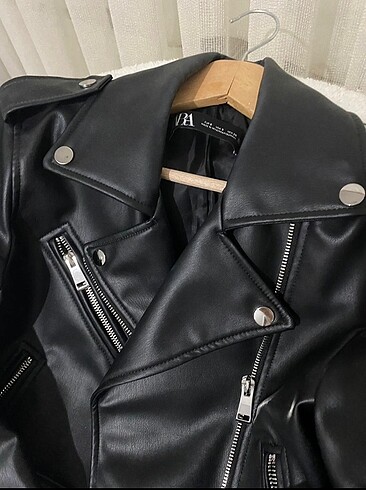 36 Beden siyah Renk Zara her sezon satışta olan biker ceket