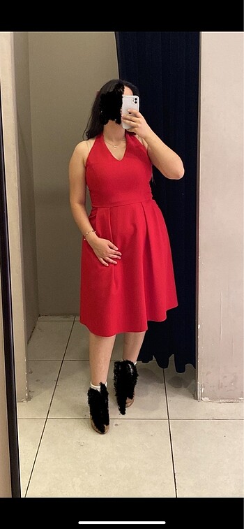 Kırmızı davet elbisesi
