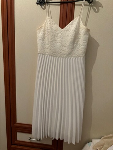 Beyaz pileli elbise