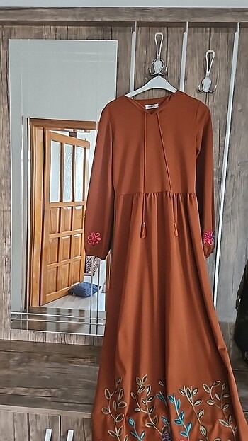 Kiremit rengi nakışlı yeni elbise