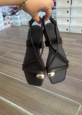 Klasik Kahverengi Tokalı Kadın Sandalet - Görsel 3