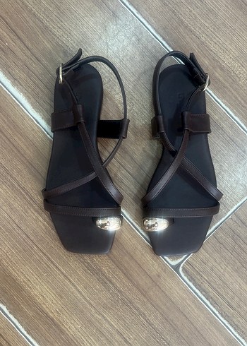 Klasik Kahverengi Tokalı Kadın Sandalet - Görsel 2