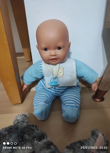 Bebek ve peluş kedi