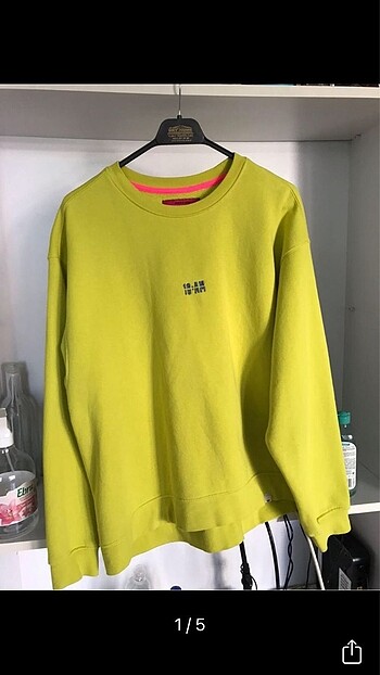 sweatshirt