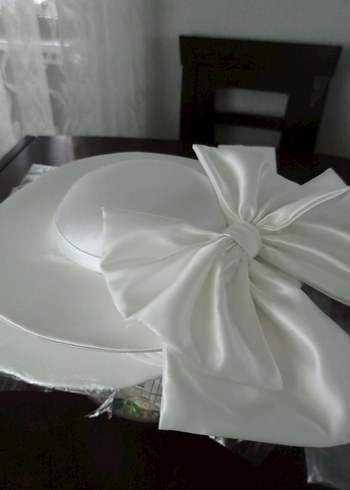 Beden Beyaz Kadın Fiyonklu Şapka 30 Cm