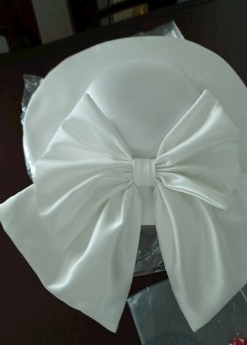 Diğer Beyaz Kadın Fiyonklu Şapka 30 Cm