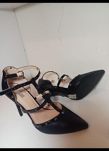 40 Beden Zımbalı siyah ince stiletto