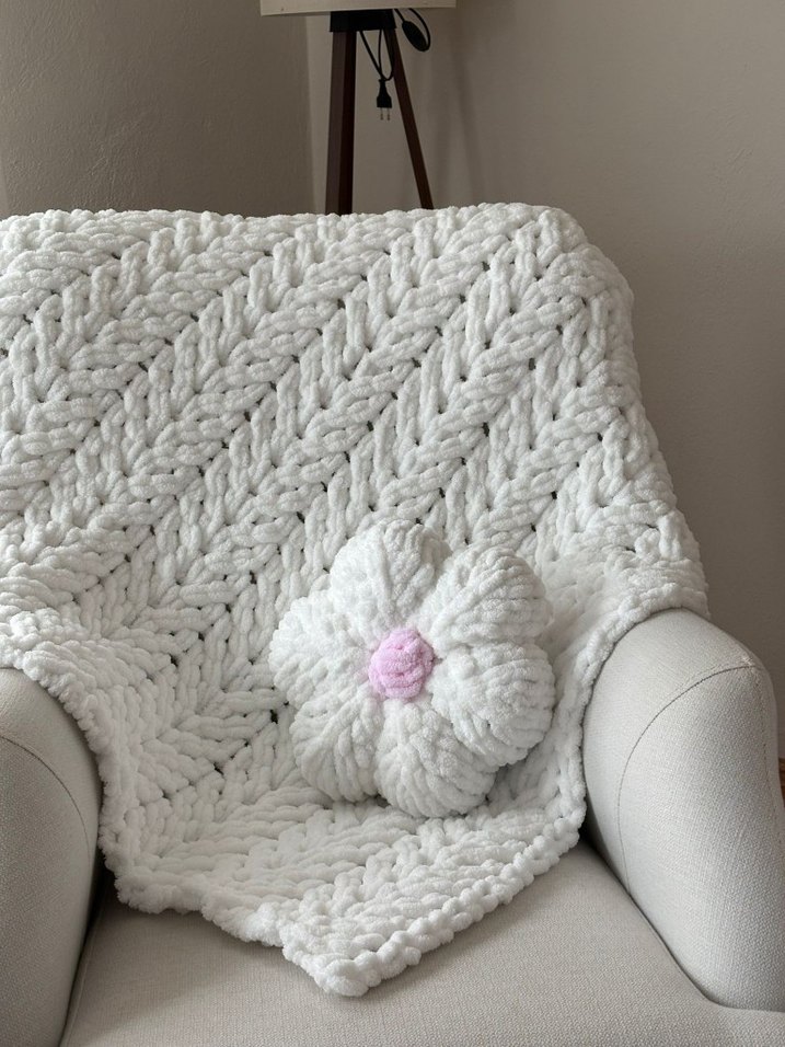 Beyaz Nakışlı Örgü Bebek Battaniyesi ve dekoratif yastık - Görsel 2