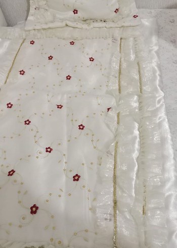 İşlemeli Beyaz Yatak Örtüsü - Görsel 3
