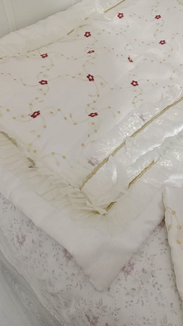 İşlemeli Beyaz Yatak Örtüsü - Görsel 2