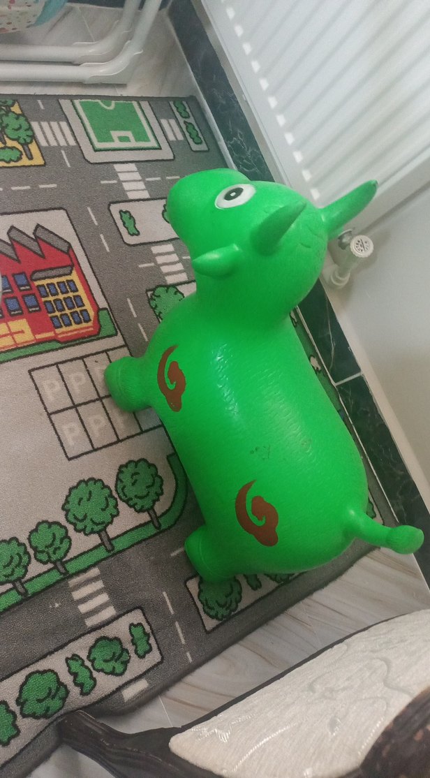 Yeşil Şişme Çocuk Oyuncağı zıplıyor üstünde - Görsel 2