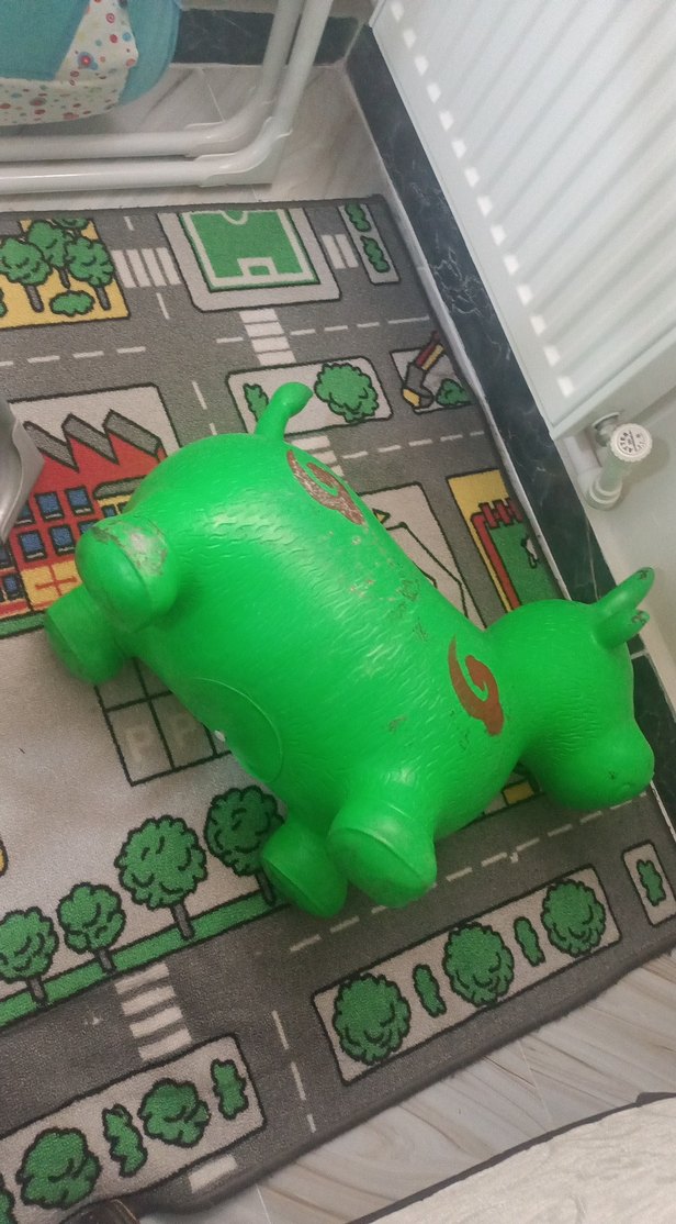 Yeşil Şişme Çocuk Oyuncağı zıplıyor üstünde - Görsel 3