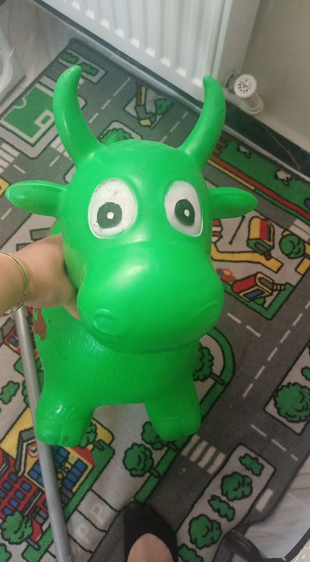 Yeşil Şişme Çocuk Oyuncağı zıplıyor üstünde - Görsel 4