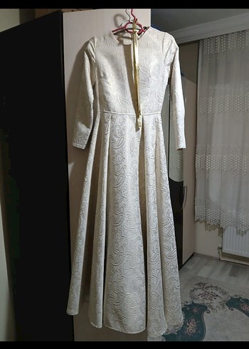 Uzun Beyaz Drapeli Tesettür Elbise - Görsel 2