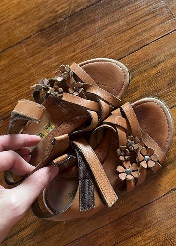 Kızlar için toka detaylı kahverengi deri sandalet - Görsel 3