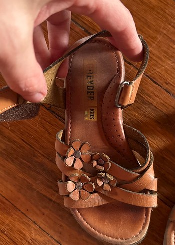 Kızlar için toka detaylı kahverengi deri sandalet - Görsel 2