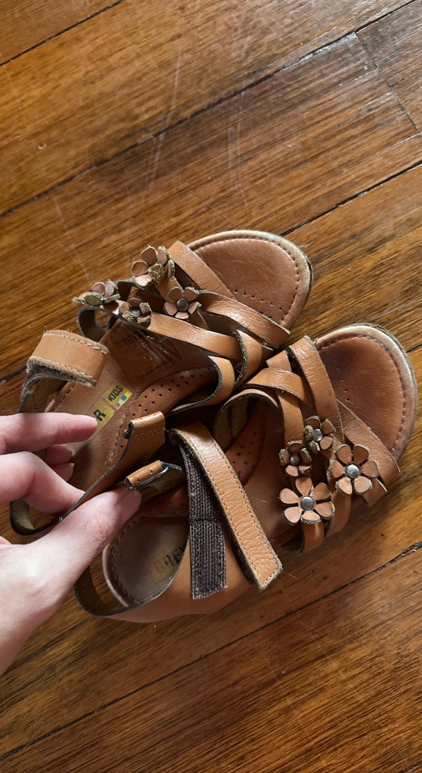 Kızlar için toka detaylı kahverengi deri sandalet - Görsel 3