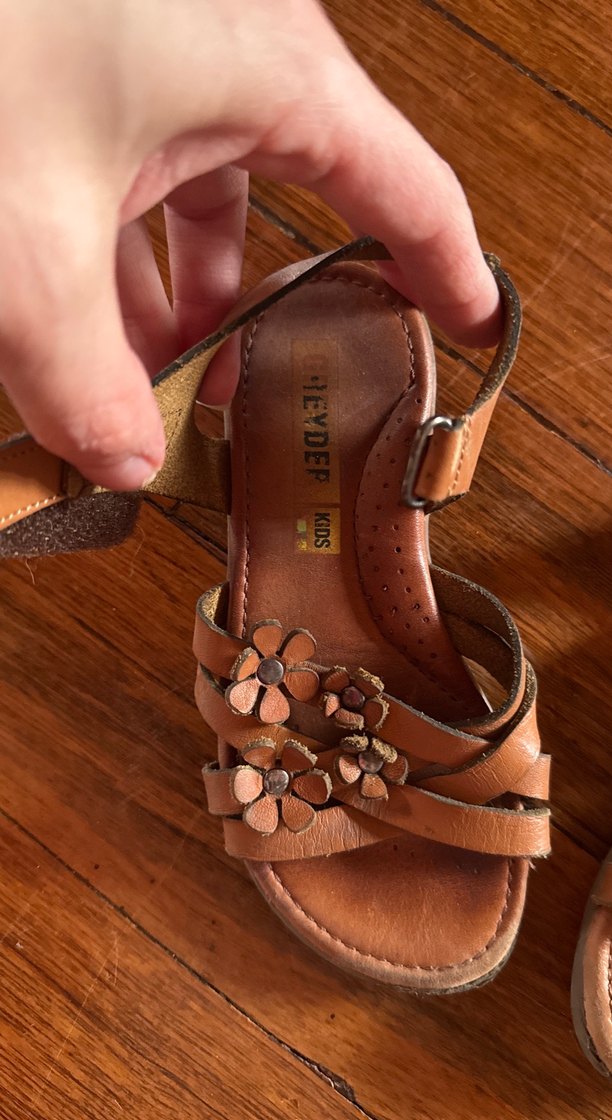 Kızlar için toka detaylı kahverengi deri sandalet - Görsel 2