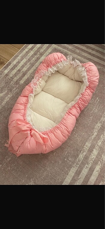 Sallanan beşik ve babynest fotoğraftakilerin hepsi dahil