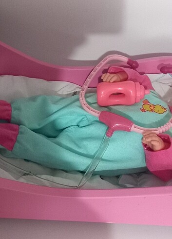 Beden Neşeli bebek ayakları oynar