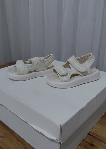 21 Beden Kız Çocuk Beyaz Cırt Cırtlı Sandalet