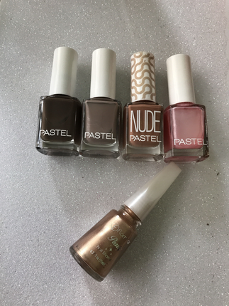 Pastel ve flormar ojeler