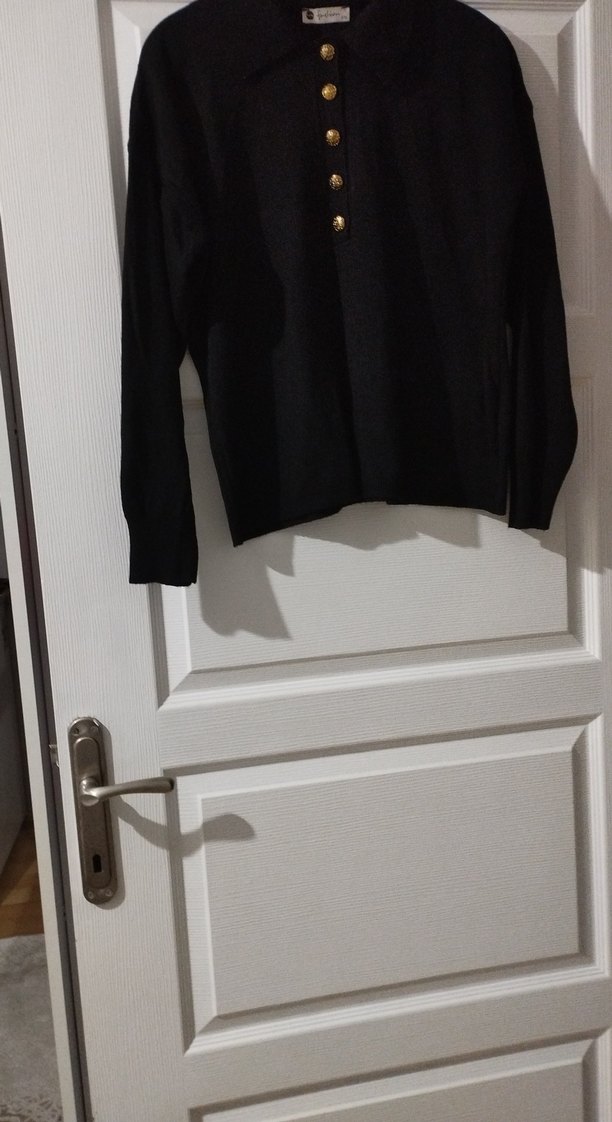 Gold Düğmeli Siyah Kadın Kazak - Görsel 3