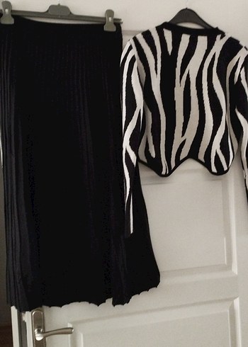 Siyah Pilili Uzun Kadın Etek - Görsel 5