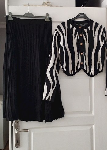 Siyah Pilili Uzun Kadın Etek - Görsel 2