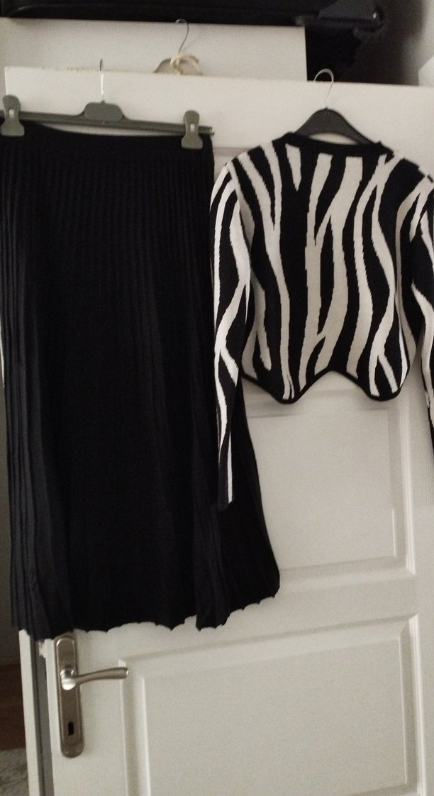 Siyah Pilili Uzun Kadın Etek - Görsel 5