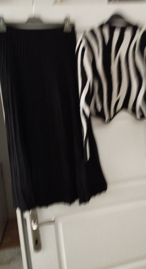 Siyah Pilili Uzun Kadın Etek - Görsel 4