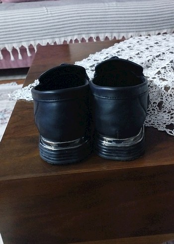 Siyah Parlak Deri Zincir Detaylı Kadın Loafer - Görsel 4