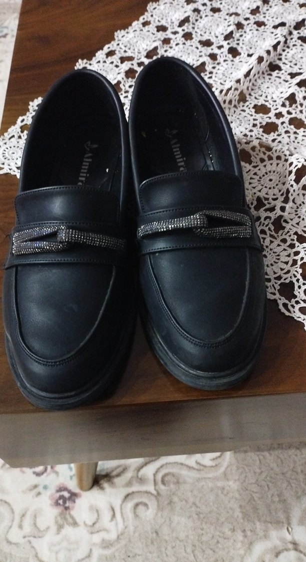 Siyah Parlak Deri Zincir Detaylı Kadın Loafer - Görsel 2