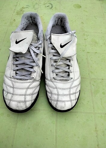 42 Beden beyaz Renk Nike halisaha ayakkabısı