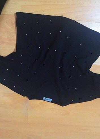 Diğer Kolları dekolteli siyah crop triko bluz