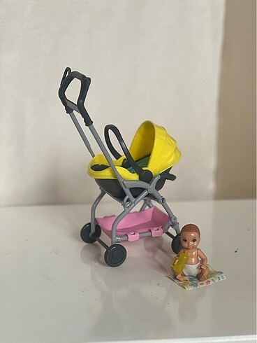 Barbie Barbie?nin bebek arabası