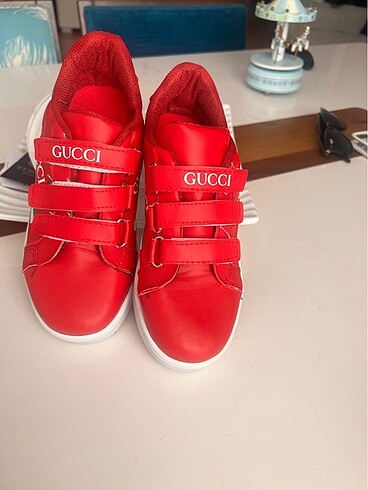33 Beden Gucci kırmızı spor ayakkabı 33 numara