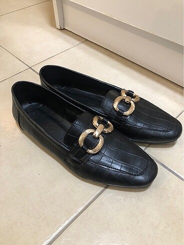 Gold detay loafer