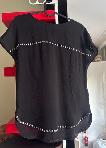 Siyah, kısa kollu, düğmeli kadın bluzu