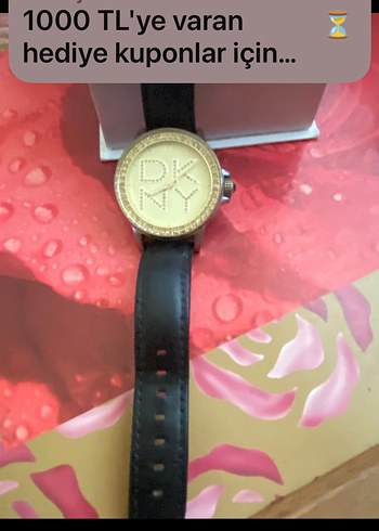 DKNY Altın Renkli DKNY Kadın Saat taşlar cam altında.